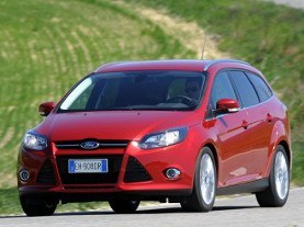 Roter Ford Focus Turnier