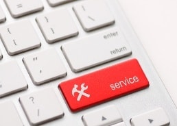 Ein roter Service-Knopf auf weißer Tastatur