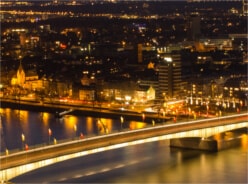 Deutzer Brücke in Köln bei Nacht
