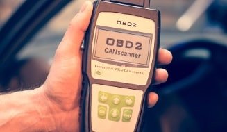 Nahaufnahme des OBD-Scanners für das Auslesen des Fehlerspeichers