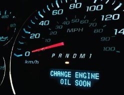 Der Bordcomputer eines Audi informiert über den anstehenden Ölwechsel