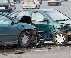 Nahaufnahme eines Verkehrsunfalls mit zwei Autos
