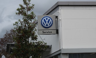 Service logo VW-autoservisu zblízka