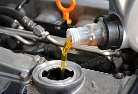 Výměna oleje v motoru auta v servisu
