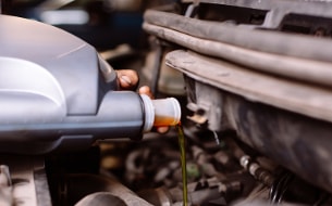 Výměna motorového oleje v autě v servisu