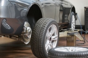 Výměna pneumatik v autodílně: výměna kola