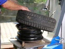 Odborná dílna pneuservisu: přezouvání pneumatiky