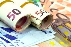 Vyobrazení peněz – více bankovek 50 Euro a několik bankovek 20 Euro.