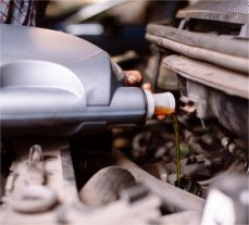 Odborník vyměňuje motorový olej v autě