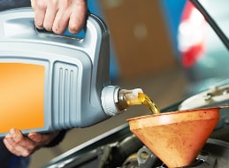 Odborník mění motorový olej v autě