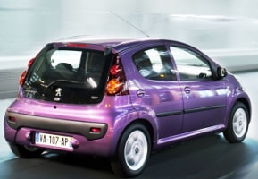 Peugeot 107 in violett auf dem Weg in einer Werkstatt