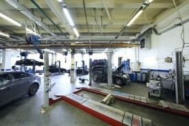 Innenausstattung einer Alfa Romeo Werkstatt