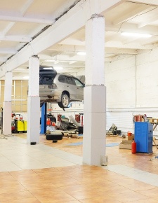 Ausstattung einer BMW-Werkstatt mit reparierten Autos