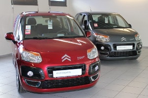 Zwei Citroën in einer Vertragswerkstatt