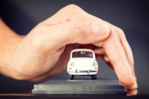 Eine Hand schützt einen weißen Fiat – Konzept von Vertragswerkstätten