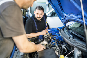 Wartungsarbeiten am Auto in der Kia Werkstatt