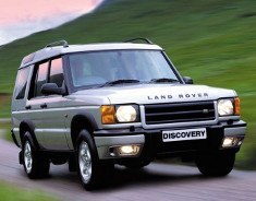 Weißer Land Rover Discovery auf einer Landesstraße 