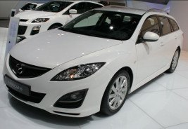 Ein weißer Mazda 6 in einem Autohaus