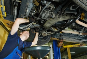 Mechaniker repariert einen Peugeot in einer Werkstatt 