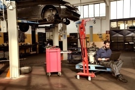 Mechaniker in seiner Renault-Werkstatt