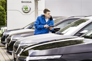 Servicemitarbeiter prüft Skoda Fahrzeuge
