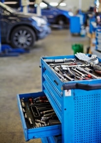 Spezialwerkzeug in einer Volvo Werkstatt