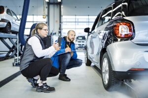 Ein Kfz-Sachverständiger bei der Autobewertung nach der Online-Wertermittlung des Fahrzeugs