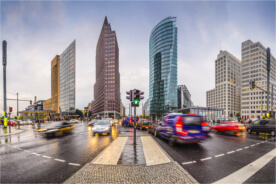 Straßenverkehr auf dem Potsdamer Platz in Berlin
