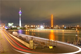 Der Rhein bei Nacht in Düsseldorf