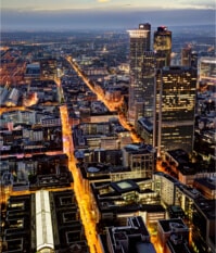 Frankfurt bei Nacht aus der Luft