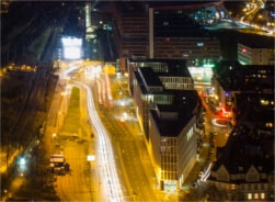 Straßenverkehr bei Nacht in Köln