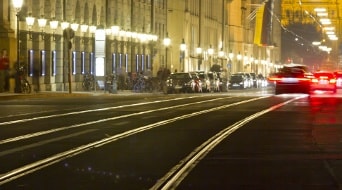 Münchner Straßenverkehr bei Nacht.