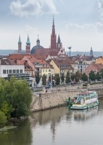 Blick auf die Würzburger Altstadt von anderem Ufer von Main