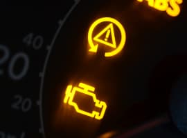 Abgaswarnleuchte leuchtet im Auto-Cockpit