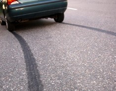 Bremsspur eines Autos - ABS-System funktioniert nicht