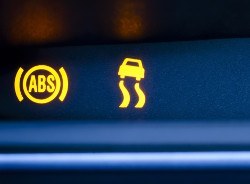 Gelbe ABS Leuchte im Auto ist an