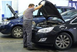 Mechaniker prüft das AGR-Ventil beim Opel