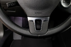 Nahaufnahme eines Airbags im Lenkrad eines Auto