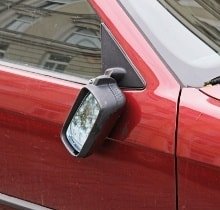 Nahaufnahme vom kaputten Außenspiegel beim Auto