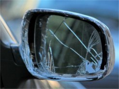 Nahaufnahme von einem BMW mit dem rechten kaputten Außenspiegel