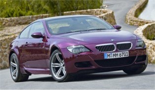 Ein auf der Strasse stehender BMW 6 Coupe E63 in der Purple Silk Metallic Farbe