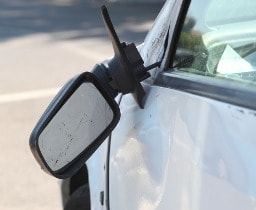 Ein abgefahrener Außenspiegel eines VW Golf, der zu reparieren ist