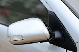 Der beschädigte Außenspiegel mit dem Blinker am VW Polo nach einem Umfall