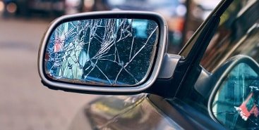 Nahaufnahme des kaputten Außenspiegels bei einem VW Polo