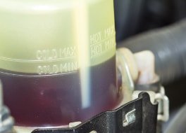 Nahaufnahme der Servoölbehälter - das Auto verliert Servoöl