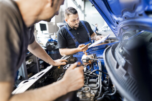 Mechaniker prüfen die Autobatterie