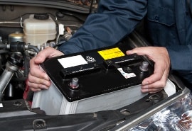 Leere Autobatterie wird in der Werkstatt gewechselt