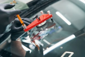 Reparatur einer Frontscheibe in der Autoglaswerkstatt
