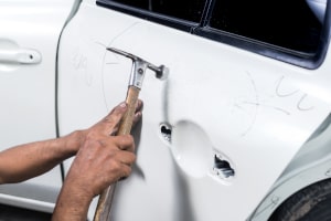 Ausbeulen eines Autotür mittels Smart Repair ohne Lackieren