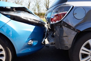 Nahaufnahmen eines Autounfalls mit zwei Autos